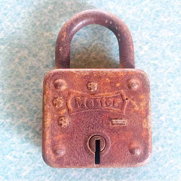 Vintage Master Lock w/ key - Picture 2 of 7